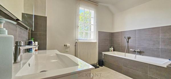 A Gourdon maison de 304 m² au calme au fond d’une impasse sur un superbe un terrain plat de 2300 m².