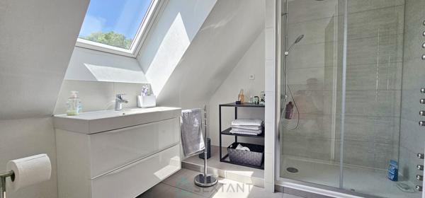 A Gourdon maison de 304 m² au calme au fond d’une impasse sur un superbe un terrain plat de 2300 m².