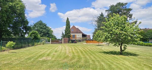 A Gourdon maison de 304 m² au calme au fond d’une impasse sur un superbe un terrain plat de 2300 m².