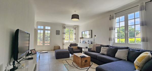 A Gourdon maison de 304 m² au calme au fond d’une impasse sur un superbe un terrain plat de 2300 m².