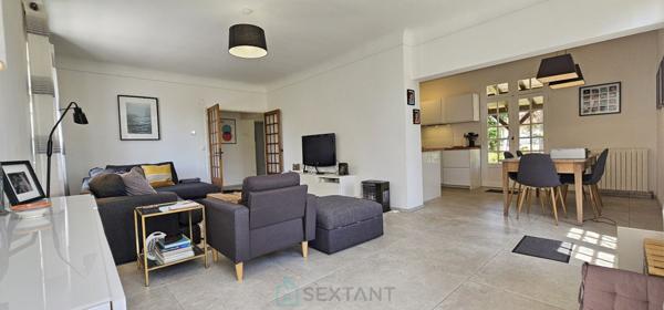 A Gourdon maison de 304 m² au calme au fond d’une impasse sur un superbe un terrain plat de 2300 m².