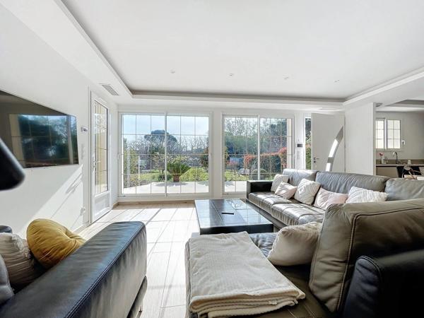 Propriété exceptionnelle avec 4 constructions, piscine, 2 entrées distinctes