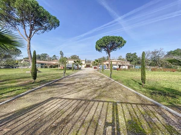 Propriété exceptionnelle avec 4 constructions, piscine, 2 entrées distinctes