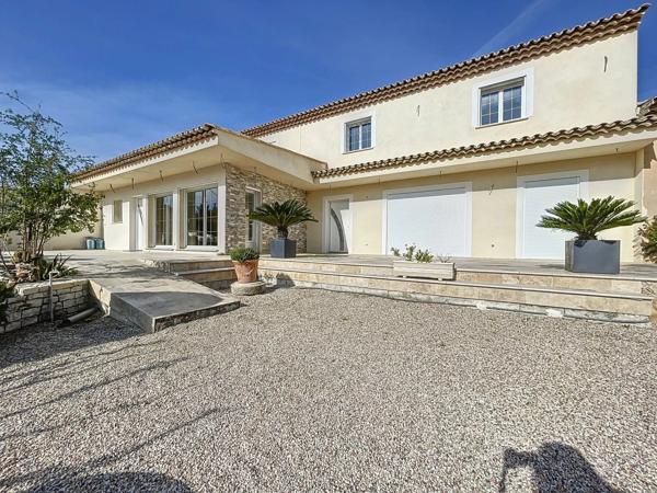 Propriété exceptionnelle avec 4 constructions, piscine, 2 entrées distinctes