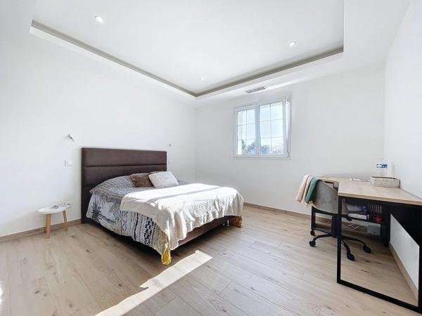 Propriété exceptionnelle avec 4 constructions, piscine, 2 entrées distinctes