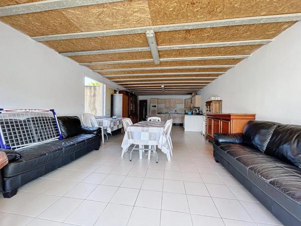 Propriété exceptionnelle avec 4 constructions, piscine, 2 entrées distinctes