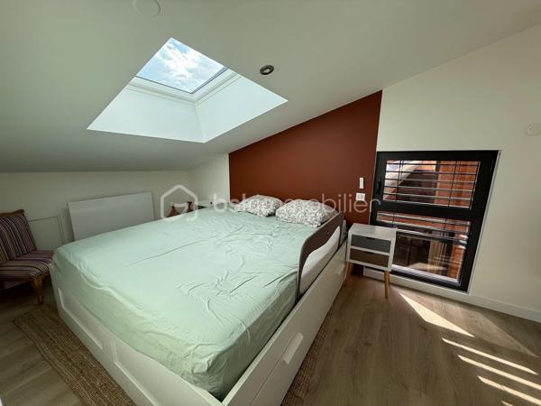 À proximité immédiate de l’hypercentre de Roanne (42300), découvrez un lieu de vie aussi rare que spectaculaire : un ancien bâtiment entièrement réhabilité en une maison contemporaine de type loft d’une surface habitable d’environ 200 m² habitables.

Dès l’entrée, le caractère du bien s’impose. Les volumes généreux, les belles hauteurs sous plafond, les poutres apparentes et les larges ouvertures composent une atmosphère à la fois moderne, chaleureuse et lumineuse.

La maison offre une remarquable pièce de vie pensée pour recevoir et partager des moments en famille. 

La cuisine contemporaine, parfaitement intégrée, s’organise autour d’un grand îlot central et s’ouvre directement sur la terrasse et le jardin. Le vaste salon bénéficie lui aussi d’un accès vers l’extérieur, créant une circulation naturelle entre les espaces de vie et la piscine.

Avec notamment ces quatre chambres et ces deux salles de bains, ce loft répond parfaitement aux besoins d’une famille. Les chambres disposent de beaux volumes et l’étage propose des espaces confortables, lumineux et soigneusement aménagés. 

L’agencement permet également d’imaginer un bureau, une salle de jeux ou un espace réservé au télétravail.

Implantée sur un terrain d’environ 746 m², la propriété bénéficie d’un extérieur particulièrement rare à proximité du centre-ville. Terrasse, jardin et piscine offrent un véritable cadre de détente, à l’abri de l’agitation urbaine.

Un garage et une dépendance complètent l’ensemble. 

La qualité de la rénovation se retrouve également dans les équipements : pompe à chaleur, plancher chauffant, climatisation, menuiseries à double vitrage renforcé et ventilation hygroréglable.

Autre avantage majeur : son excellente performance énergétique, classée A, avec une consommation conventionnelle de 56 kWh/m²/an et des émissions estimées à seulement 2 kg CO₂/m²/an. Les dépenses annuelles d’énergie sont évaluées entre 1 060 € et 1 500 € pour un usage standard, selon les prix moyens indexés sur les années 2021, 2022 et 2023.

LES POINTS FORTS :

* Environ 200 m² habitables
* Architecture contemporaine de type loft
* Huit pièces et quatre chambres
* Deux salles de bains
* Espaces de vie généreux et lumineux
* Terrain d’environ 746 m²
* Piscine et terrasse
* Garage et dépendance
* Proximité immédiate de l’hypercentre
* DPE A et équipements énergétiques performants

Un bien singulier, capable de réunir le cachet d’une architecture atypique, le confort d’une maison familiale et des prestations rarement proposées au cœur de Roanne.

Une visite s’impose pour prendre toute la mesure de ses volumes et de son atmosphère.

Les informations sur les risques auxquels ce bien est exposé sont disponibles sur le site Géorisques : www.georisques.gouv.fr.