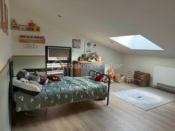 À proximité immédiate de l’hypercentre de Roanne (42300), découvrez un lieu de vie aussi rare que spectaculaire : un ancien bâtiment entièrement réhabilité en une maison contemporaine de type loft d’une surface habitable d’environ 200 m² habitables.

Dès l’entrée, le caractère du bien s’impose. Les volumes généreux, les belles hauteurs sous plafond, les poutres apparentes et les larges ouvertures composent une atmosphère à la fois moderne, chaleureuse et lumineuse.

La maison offre une remarquable pièce de vie pensée pour recevoir et partager des moments en famille. 

La cuisine contemporaine, parfaitement intégrée, s’organise autour d’un grand îlot central et s’ouvre directement sur la terrasse et le jardin. Le vaste salon bénéficie lui aussi d’un accès vers l’extérieur, créant une circulation naturelle entre les espaces de vie et la piscine.

Avec notamment ces quatre chambres et ces deux salles de bains, ce loft répond parfaitement aux besoins d’une famille. Les chambres disposent de beaux volumes et l’étage propose des espaces confortables, lumineux et soigneusement aménagés. 

L’agencement permet également d’imaginer un bureau, une salle de jeux ou un espace réservé au télétravail.

Implantée sur un terrain d’environ 746 m², la propriété bénéficie d’un extérieur particulièrement rare à proximité du centre-ville. Terrasse, jardin et piscine offrent un véritable cadre de détente, à l’abri de l’agitation urbaine.

Un garage et une dépendance complètent l’ensemble. 

La qualité de la rénovation se retrouve également dans les équipements : pompe à chaleur, plancher chauffant, climatisation, menuiseries à double vitrage renforcé et ventilation hygroréglable.

Autre avantage majeur : son excellente performance énergétique, classée A, avec une consommation conventionnelle de 56 kWh/m²/an et des émissions estimées à seulement 2 kg CO₂/m²/an. Les dépenses annuelles d’énergie sont évaluées entre 1 060 € et 1 500 € pour un usage standard, selon les prix moyens indexés sur les années 2021, 2022 et 2023.

LES POINTS FORTS :

* Environ 200 m² habitables
* Architecture contemporaine de type loft
* Huit pièces et quatre chambres
* Deux salles de bains
* Espaces de vie généreux et lumineux
* Terrain d’environ 746 m²
* Piscine et terrasse
* Garage et dépendance
* Proximité immédiate de l’hypercentre
* DPE A et équipements énergétiques performants

Un bien singulier, capable de réunir le cachet d’une architecture atypique, le confort d’une maison familiale et des prestations rarement proposées au cœur de Roanne.

Une visite s’impose pour prendre toute la mesure de ses volumes et de son atmosphère.

Les informations sur les risques auxquels ce bien est exposé sont disponibles sur le site Géorisques : www.georisques.gouv.fr.