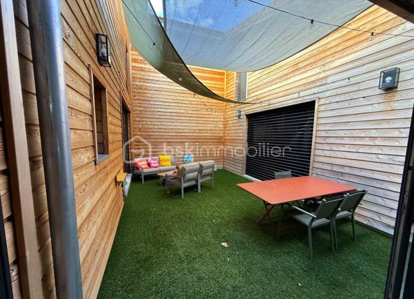 À proximité immédiate de l’hypercentre de Roanne (42300), découvrez un lieu de vie aussi rare que spectaculaire : un ancien bâtiment entièrement réhabilité en une maison contemporaine de type loft d’une surface habitable d’environ 200 m² habitables.

Dès l’entrée, le caractère du bien s’impose. Les volumes généreux, les belles hauteurs sous plafond, les poutres apparentes et les larges ouvertures composent une atmosphère à la fois moderne, chaleureuse et lumineuse.

La maison offre une remarquable pièce de vie pensée pour recevoir et partager des moments en famille. 

La cuisine contemporaine, parfaitement intégrée, s’organise autour d’un grand îlot central et s’ouvre directement sur la terrasse et le jardin. Le vaste salon bénéficie lui aussi d’un accès vers l’extérieur, créant une circulation naturelle entre les espaces de vie et la piscine.

Avec notamment ces quatre chambres et ces deux salles de bains, ce loft répond parfaitement aux besoins d’une famille. Les chambres disposent de beaux volumes et l’étage propose des espaces confortables, lumineux et soigneusement aménagés. 

L’agencement permet également d’imaginer un bureau, une salle de jeux ou un espace réservé au télétravail.

Implantée sur un terrain d’environ 746 m², la propriété bénéficie d’un extérieur particulièrement rare à proximité du centre-ville. Terrasse, jardin et piscine offrent un véritable cadre de détente, à l’abri de l’agitation urbaine.

Un garage et une dépendance complètent l’ensemble. 

La qualité de la rénovation se retrouve également dans les équipements : pompe à chaleur, plancher chauffant, climatisation, menuiseries à double vitrage renforcé et ventilation hygroréglable.

Autre avantage majeur : son excellente performance énergétique, classée A, avec une consommation conventionnelle de 56 kWh/m²/an et des émissions estimées à seulement 2 kg CO₂/m²/an. Les dépenses annuelles d’énergie sont évaluées entre 1 060 € et 1 500 € pour un usage standard, selon les prix moyens indexés sur les années 2021, 2022 et 2023.

LES POINTS FORTS :

* Environ 200 m² habitables
* Architecture contemporaine de type loft
* Huit pièces et quatre chambres
* Deux salles de bains
* Espaces de vie généreux et lumineux
* Terrain d’environ 746 m²
* Piscine et terrasse
* Garage et dépendance
* Proximité immédiate de l’hypercentre
* DPE A et équipements énergétiques performants

Un bien singulier, capable de réunir le cachet d’une architecture atypique, le confort d’une maison familiale et des prestations rarement proposées au cœur de Roanne.

Une visite s’impose pour prendre toute la mesure de ses volumes et de son atmosphère.

Les informations sur les risques auxquels ce bien est exposé sont disponibles sur le site Géorisques : www.georisques.gouv.fr.