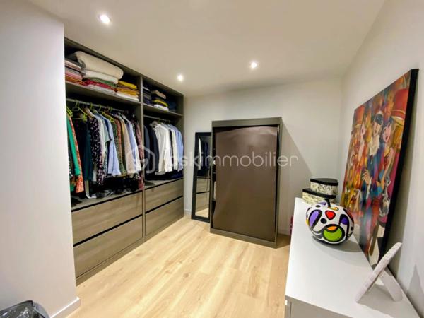 À proximité immédiate de l’hypercentre de Roanne (42300), découvrez un lieu de vie aussi rare que spectaculaire : un ancien bâtiment entièrement réhabilité en une maison contemporaine de type loft d’une surface habitable d’environ 200 m² habitables.

Dès l’entrée, le caractère du bien s’impose. Les volumes généreux, les belles hauteurs sous plafond, les poutres apparentes et les larges ouvertures composent une atmosphère à la fois moderne, chaleureuse et lumineuse.

La maison offre une remarquable pièce de vie pensée pour recevoir et partager des moments en famille. 

La cuisine contemporaine, parfaitement intégrée, s’organise autour d’un grand îlot central et s’ouvre directement sur la terrasse et le jardin. Le vaste salon bénéficie lui aussi d’un accès vers l’extérieur, créant une circulation naturelle entre les espaces de vie et la piscine.

Avec notamment ces quatre chambres et ces deux salles de bains, ce loft répond parfaitement aux besoins d’une famille. Les chambres disposent de beaux volumes et l’étage propose des espaces confortables, lumineux et soigneusement aménagés. 

L’agencement permet également d’imaginer un bureau, une salle de jeux ou un espace réservé au télétravail.

Implantée sur un terrain d’environ 746 m², la propriété bénéficie d’un extérieur particulièrement rare à proximité du centre-ville. Terrasse, jardin et piscine offrent un véritable cadre de détente, à l’abri de l’agitation urbaine.

Un garage et une dépendance complètent l’ensemble. 

La qualité de la rénovation se retrouve également dans les équipements : pompe à chaleur, plancher chauffant, climatisation, menuiseries à double vitrage renforcé et ventilation hygroréglable.

Autre avantage majeur : son excellente performance énergétique, classée A, avec une consommation conventionnelle de 56 kWh/m²/an et des émissions estimées à seulement 2 kg CO₂/m²/an. Les dépenses annuelles d’énergie sont évaluées entre 1 060 € et 1 500 € pour un usage standard, selon les prix moyens indexés sur les années 2021, 2022 et 2023.

LES POINTS FORTS :

* Environ 200 m² habitables
* Architecture contemporaine de type loft
* Huit pièces et quatre chambres
* Deux salles de bains
* Espaces de vie généreux et lumineux
* Terrain d’environ 746 m²
* Piscine et terrasse
* Garage et dépendance
* Proximité immédiate de l’hypercentre
* DPE A et équipements énergétiques performants

Un bien singulier, capable de réunir le cachet d’une architecture atypique, le confort d’une maison familiale et des prestations rarement proposées au cœur de Roanne.

Une visite s’impose pour prendre toute la mesure de ses volumes et de son atmosphère.

Les informations sur les risques auxquels ce bien est exposé sont disponibles sur le site Géorisques : www.georisques.gouv.fr.