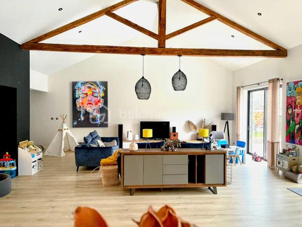 À proximité immédiate de l’hypercentre de Roanne (42300), découvrez un lieu de vie aussi rare que spectaculaire : un ancien bâtiment entièrement réhabilité en une maison contemporaine de type loft d’une surface habitable d’environ 200 m² habitables.

Dès l’entrée, le caractère du bien s’impose. Les volumes généreux, les belles hauteurs sous plafond, les poutres apparentes et les larges ouvertures composent une atmosphère à la fois moderne, chaleureuse et lumineuse.

La maison offre une remarquable pièce de vie pensée pour recevoir et partager des moments en famille. 

La cuisine contemporaine, parfaitement intégrée, s’organise autour d’un grand îlot central et s’ouvre directement sur la terrasse et le jardin. Le vaste salon bénéficie lui aussi d’un accès vers l’extérieur, créant une circulation naturelle entre les espaces de vie et la piscine.

Avec notamment ces quatre chambres et ces deux salles de bains, ce loft répond parfaitement aux besoins d’une famille. Les chambres disposent de beaux volumes et l’étage propose des espaces confortables, lumineux et soigneusement aménagés. 

L’agencement permet également d’imaginer un bureau, une salle de jeux ou un espace réservé au télétravail.

Implantée sur un terrain d’environ 746 m², la propriété bénéficie d’un extérieur particulièrement rare à proximité du centre-ville. Terrasse, jardin et piscine offrent un véritable cadre de détente, à l’abri de l’agitation urbaine.

Un garage et une dépendance complètent l’ensemble. 

La qualité de la rénovation se retrouve également dans les équipements : pompe à chaleur, plancher chauffant, climatisation, menuiseries à double vitrage renforcé et ventilation hygroréglable.

Autre avantage majeur : son excellente performance énergétique, classée A, avec une consommation conventionnelle de 56 kWh/m²/an et des émissions estimées à seulement 2 kg CO₂/m²/an. Les dépenses annuelles d’énergie sont évaluées entre 1 060 € et 1 500 € pour un usage standard, selon les prix moyens indexés sur les années 2021, 2022 et 2023.

LES POINTS FORTS :

* Environ 200 m² habitables
* Architecture contemporaine de type loft
* Huit pièces et quatre chambres
* Deux salles de bains
* Espaces de vie généreux et lumineux
* Terrain d’environ 746 m²
* Piscine et terrasse
* Garage et dépendance
* Proximité immédiate de l’hypercentre
* DPE A et équipements énergétiques performants

Un bien singulier, capable de réunir le cachet d’une architecture atypique, le confort d’une maison familiale et des prestations rarement proposées au cœur de Roanne.

Une visite s’impose pour prendre toute la mesure de ses volumes et de son atmosphère.

Les informations sur les risques auxquels ce bien est exposé sont disponibles sur le site Géorisques : www.georisques.gouv.fr.