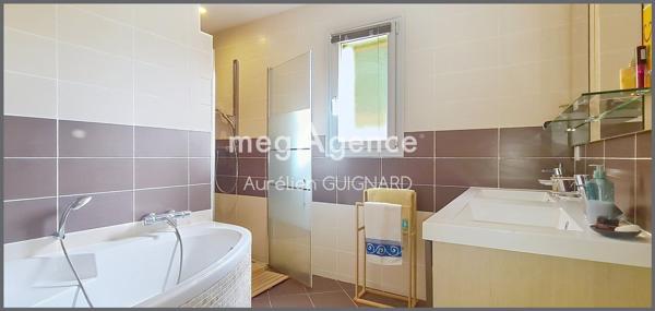 Maison à Bressuire, 79300 - 8 pièces 130m²