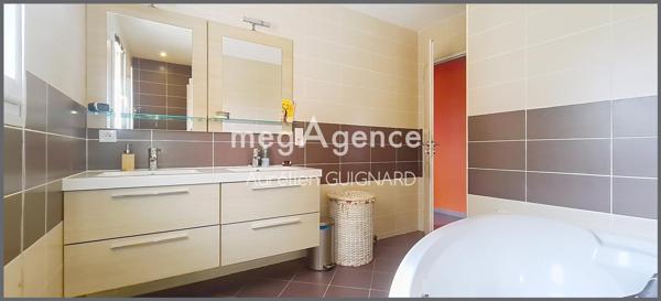 Maison à Bressuire, 79300 - 8 pièces 130m²