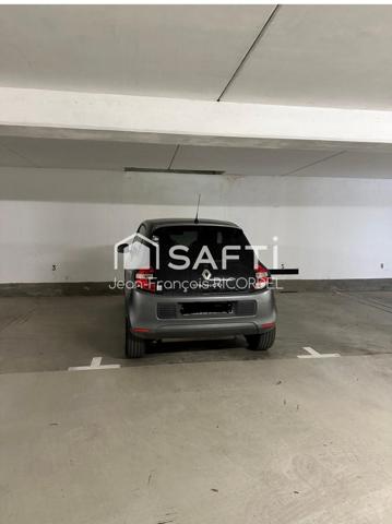 Place de parking située sous une résidence sécurisée fermée