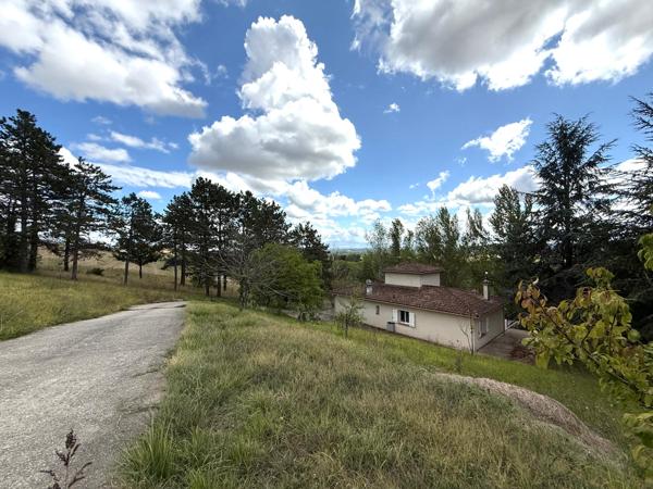 Villa T5 avec vue panoramique, sous-sol isolé et terrain de 4000 m²