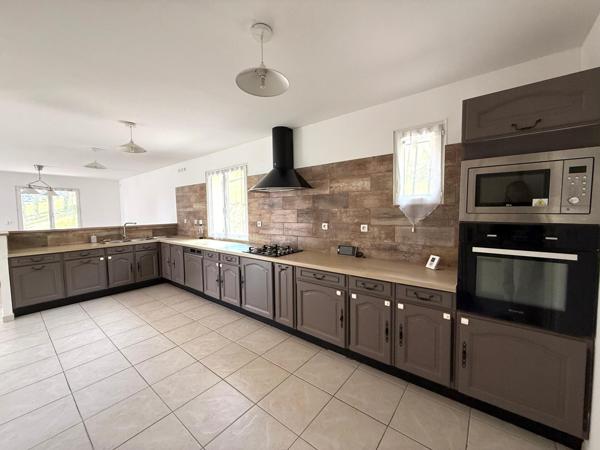 Villa T5 avec vue panoramique, sous-sol isolé et terrain de 4000 m²