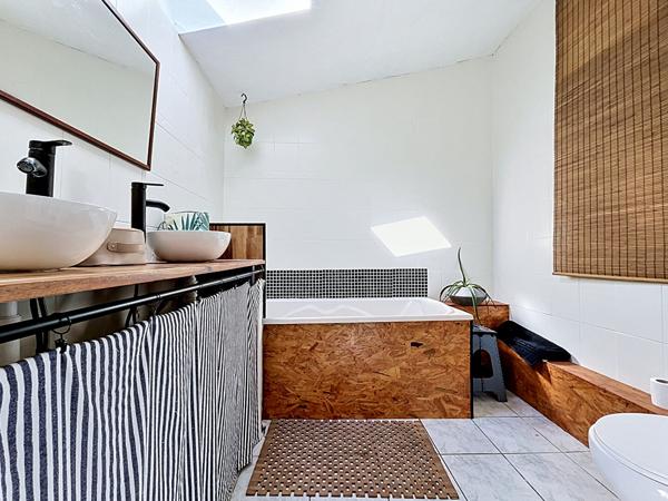 Maison Livron Sur Drome  en pierres, 4 chambres, charme de l'ancien, terrasse agréable piscinable
