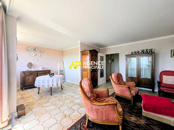 Appartement 4 pièces avec balcon, caves et parking à 12 minutes de la gare du centre ville 187 250 € **  - Référence  4572