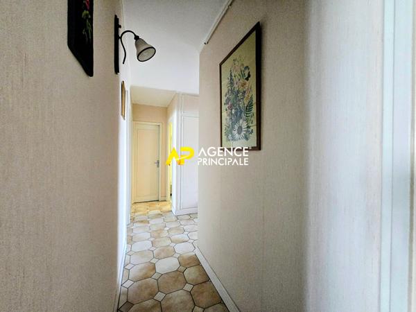 Appartement 4 pièces avec balcon, caves et parking à 12 minutes de la gare du centre ville 187 250 € **  - Référence  4572