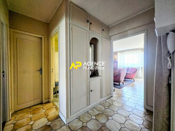 Appartement 4 pièces avec balcon, caves et parking à 12 minutes de la gare du centre ville 187 250 € **  - Référence  4572