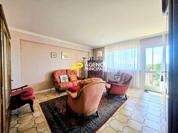 Appartement 4 pièces avec balcon, caves et parking à 12 minutes de la gare du centre ville 187 250 € **  - Référence  4572