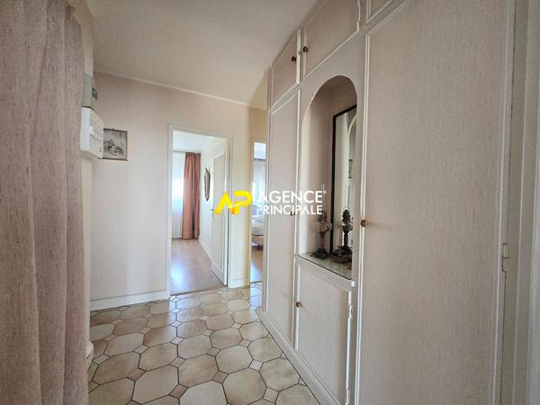 Appartement 4 pièces avec balcon, caves et parking à 12 minutes de la gare du centre ville 187 250 € **  - Référence  4572