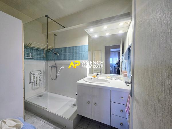 Appartement 4 pièces avec balcon, caves et parking à 12 minutes de la gare du centre ville 187 250 € **  - Référence  4572
