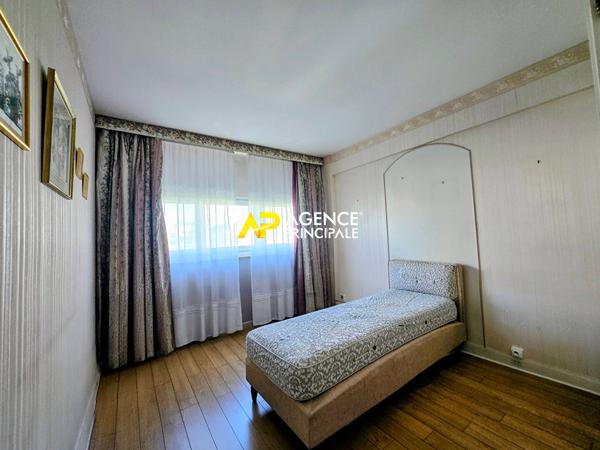Appartement 4 pièces avec balcon, caves et parking à 12 minutes de la gare du centre ville 187 250 € **  - Référence  4572