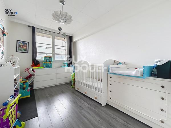 RAVALEMENT et isolation en cours et DEJA PAYÉS ( DPE à venir en C) !- Appartement DERNIER ETAGE 4 pièces 69m² - 3 chambres + cave