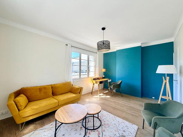 "Versailles Notre-Dame" Dernier étage - appartement meublé de 3 pièces de 61 m² avec vue imprenable sur l'église Notre Dame ! Loyer 1 850 €/mois charges comprises **  - Référence  28030