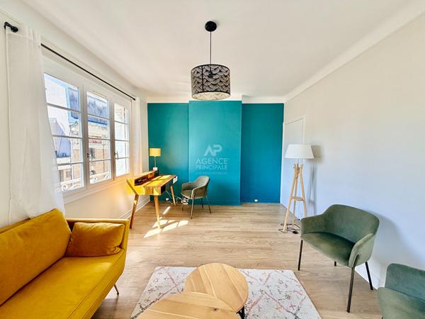 "Versailles Notre-Dame" Dernier étage - appartement meublé de 3 pièces de 61 m² avec vue imprenable sur l'église Notre Dame ! Loyer 1 850 €/mois charges comprises **  - Référence  28030
