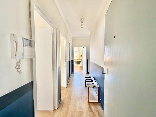 "Versailles Notre-Dame" Dernier étage - appartement meublé de 3 pièces de 61 m² avec vue imprenable sur l'église Notre Dame ! Loyer 1 850 €/mois charges comprises **  - Référence  28030