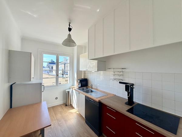 "Versailles Notre-Dame" Dernier étage - appartement meublé de 3 pièces de 61 m² avec vue imprenable sur l'église Notre Dame ! Loyer 1 850 €/mois charges comprises **  - Référence  28030