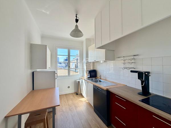 "Versailles Notre-Dame" Dernier étage - appartement meublé de 3 pièces de 61 m² avec vue imprenable sur l'église Notre Dame ! Loyer 1 850 €/mois charges comprises **  - Référence  28030