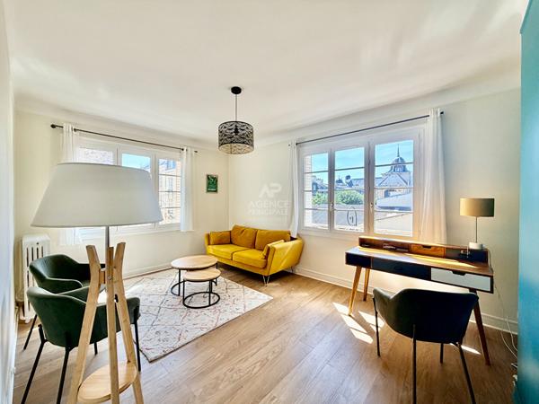 "Versailles Notre-Dame" Dernier étage - appartement meublé de 3 pièces de 61 m² avec vue imprenable sur l'église Notre Dame ! Loyer 1 850 €/mois charges comprises **  - Référence  28030