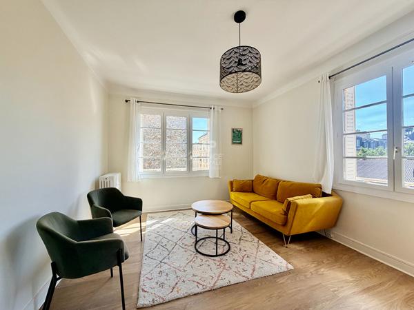 "Versailles Notre-Dame" Dernier étage - appartement meublé de 3 pièces de 61 m² avec vue imprenable sur l'église Notre Dame ! Loyer 1 850 €/mois charges comprises **  - Référence  28030