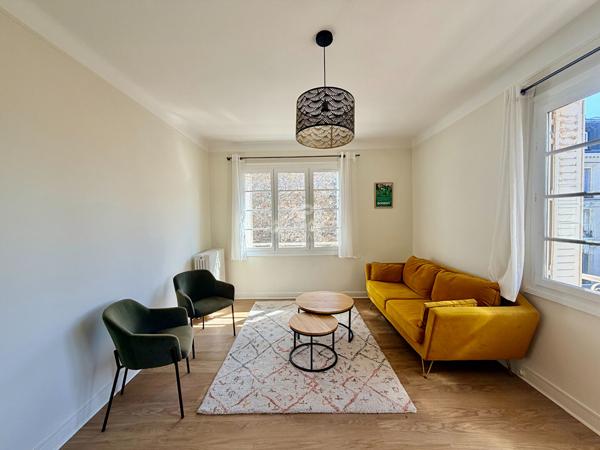 "Versailles Notre-Dame" Dernier étage - appartement meublé de 3 pièces de 61 m² avec vue imprenable sur l'église Notre Dame ! Loyer 1 850 €/mois charges comprises **  - Référence  28030