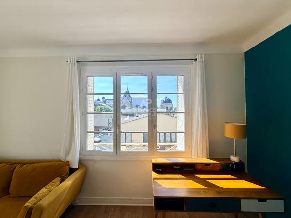 "Versailles Notre-Dame" Dernier étage - appartement meublé de 3 pièces de 61 m² avec vue imprenable sur l'église Notre Dame ! Loyer 1 850 €/mois charges comprises **  - Référence  28030