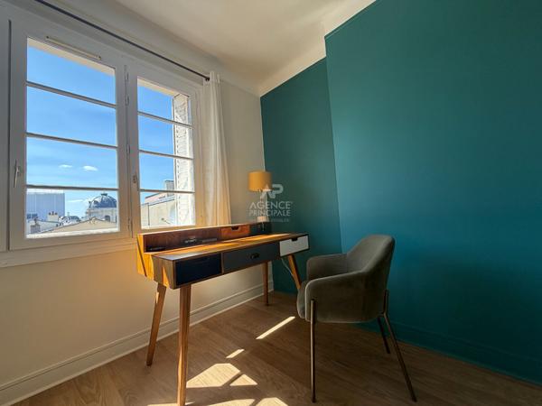 "Versailles Notre-Dame" Dernier étage - appartement meublé de 3 pièces de 61 m² avec vue imprenable sur l'église Notre Dame ! Loyer 1 850 €/mois charges comprises **  - Référence  28030