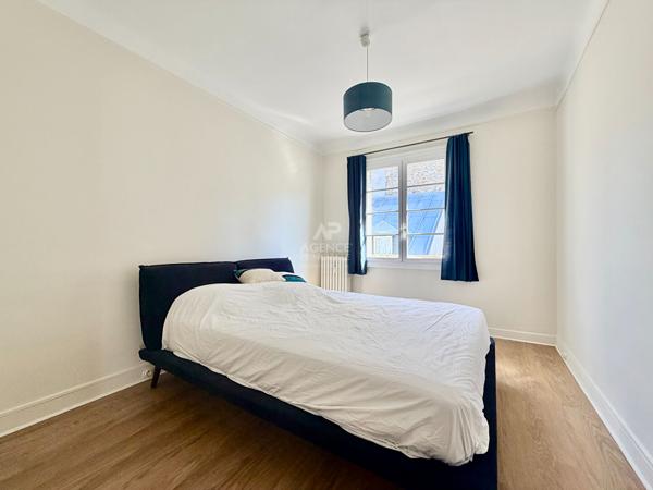 "Versailles Notre-Dame" Dernier étage - appartement meublé de 3 pièces de 61 m² avec vue imprenable sur l'église Notre Dame ! Loyer 1 850 €/mois charges comprises **  - Référence  28030