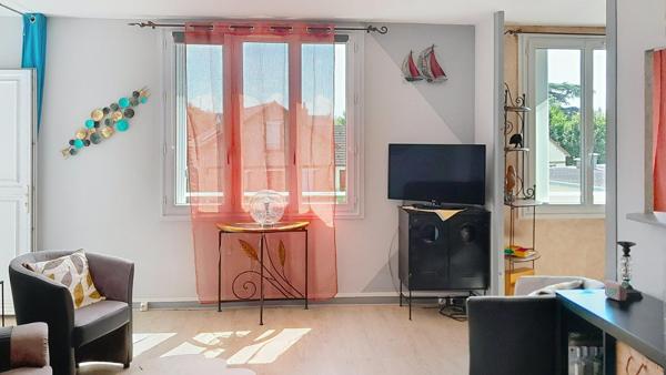 Limite Orléans Madeleine. T4 lumineux. Balconnet. Parking. Cave. Proche transports, commerces et services