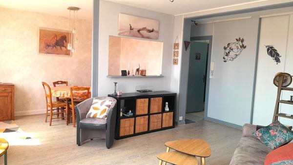 Limite Orléans Madeleine. T4 lumineux. Balconnet. Parking. Cave. Proche transports, commerces et services