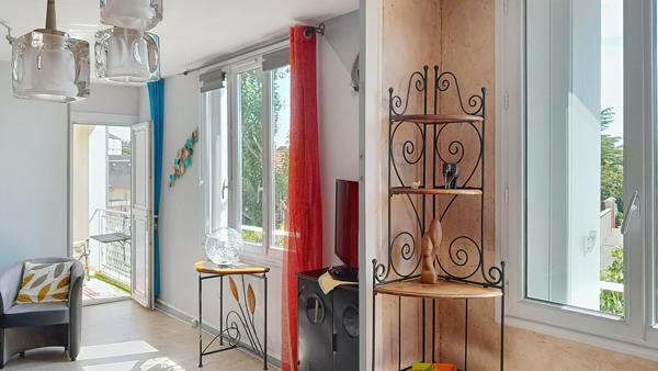 Limite Orléans Madeleine. T4 lumineux. Balconnet. Parking. Cave. Proche transports, commerces et services