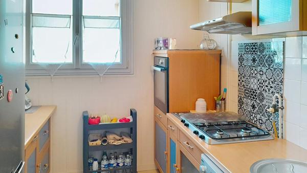 Limite Orléans Madeleine. T4 lumineux. Balconnet. Parking. Cave. Proche transports, commerces et services