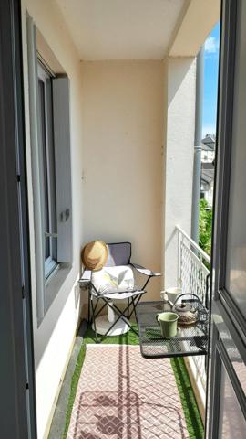 Limite Orléans Madeleine. T4 lumineux. Balconnet. Parking. Cave. Proche transports, commerces et services