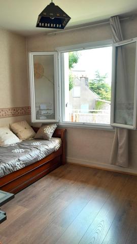 Limite Orléans Madeleine. T4 lumineux. Balconnet. Parking. Cave. Proche transports, commerces et services