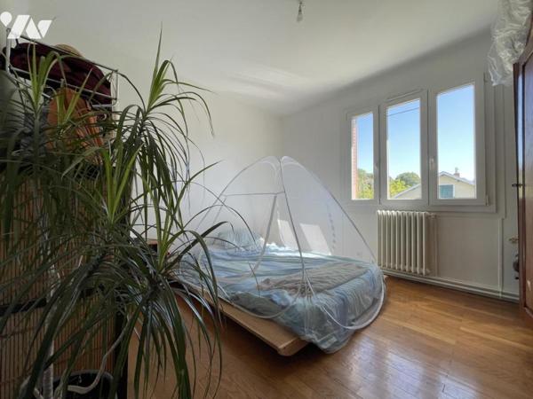 MAISON composée de 3 appartements loués