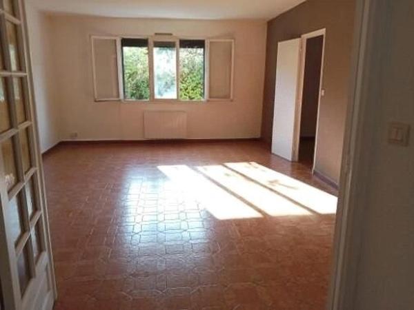Villa T4 de 102m2 sur 1907de terrain avec 2 garages.