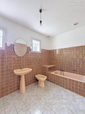 Villa T4 de 102m2 sur 1907de terrain avec 2 garages.