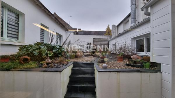 Immeuble Lanfains, 5 minutes de QUINTIN, local commercial et 2 appartements T4